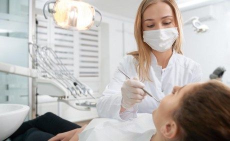  Zahnärztinnen mehr noch als Zahnärzte sehen immer häufiger in einem Angestelltenverhältnis das Berufsausübungsmodell ihrer Wahl. 